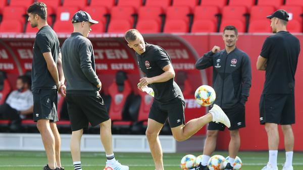 Matchwinner und Hoffnungsträger: Fabian Nürnberger, Nürnbergs Doppeltorschütze aus dem Hinspiel, zaubert sich schonmal warm.