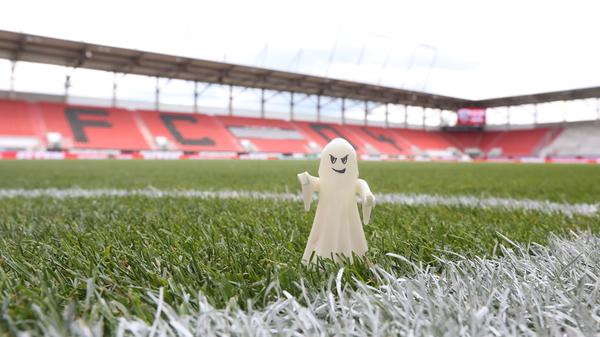 Wird das heute der letzte Einsatz des Geistermännchens? Womöglich kehrt die Bundesliga in der neuen Saison mit Zuschauern zurück.