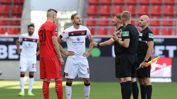 Er hat es doch geschafft. Stefan Kutschke, der seine Zeit beim FCN als die schlimmste seiner Karriere bezeichnete, ist für das Rückspiel rechtzeitig fit geworden und darf sich mit Hanno Behrens bei der Platzwahl duellieren.