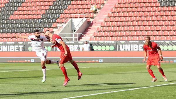 ...Mikael Ishak findet, der allerdings aus ausichtsreicher Position den Ball über den Querbalken köpft.