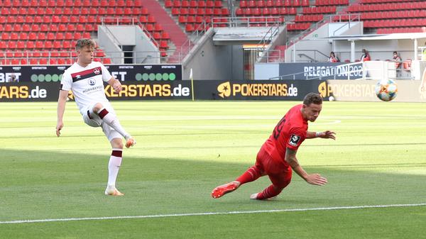 Die erste FCN-Chance! Ein Handwerker-Freistoß landet im Rückraum bei Robin Hack, der den Ball nochmal scharf macht und mit einem abgefälschten Heber...