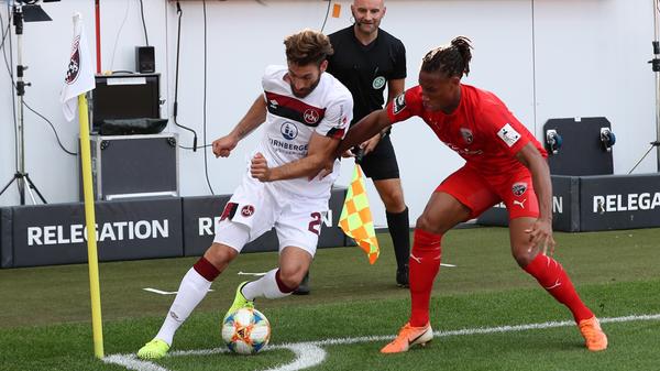 Der Beginn ist umkämpft, beide Teams sind körperlich sehr präsent - spielerisch hingegen eher weniger.