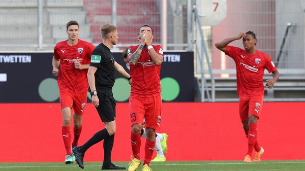 Ingolstadt hingegen wird nach einem Standard erstmals gefährlich. Robin Krauße zirkelt einen Freistoß in Richtung Kreuzeck, vefehlt es aber knapp.