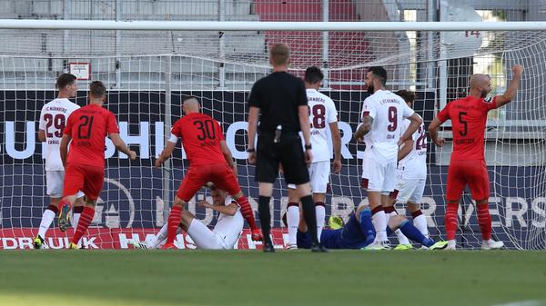 Es tritt das ein, was der Club unbedingt hätte verhindern müssen. In eine Drangphase des FCN fällt das 0:1 - und passend zu dieser Saison auch noch per Slapstick.