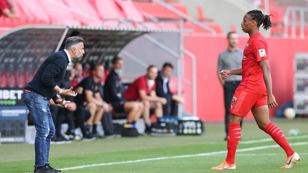 Es ist viel los - vor allem an der Seitenlinie. Immer wieder sind die Zwischenrufe von Tomas Oral zu hören.