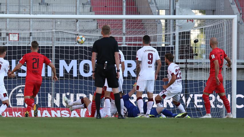 Was die ganze Saison über nur ein unwirklich scheinender Albtraum war, entpuppt sich spätestens im Relegations-Rückspiel im Ingolstädter Audi-Sportpark als wahrhaftiges Phänomen. Mit drei Toren drehen die Schanzer binnen kürzester Zeit das Duell nach schwacher Ausgangsposition zu ihren Gunsten, für exakt 30 Minuten ist der Altmeister abgestiegen.