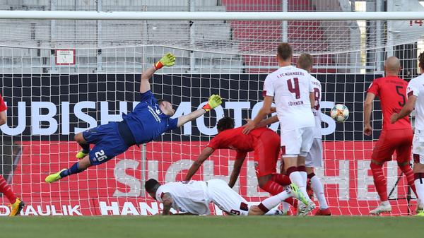 Wieder ist der FCN viel zu weit weg von den Gegenspielern und Robin Krauße erzielt aus spitzem Winkel das 0:3. Es riecht nach Abstieg. Es riecht nach Absturz.