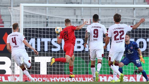 Antwort: Ingolstadt. Der FCN verteidigt einen Freistoß katastrophal, Tobias Schröck darf mutterseelenallein einköpfen.