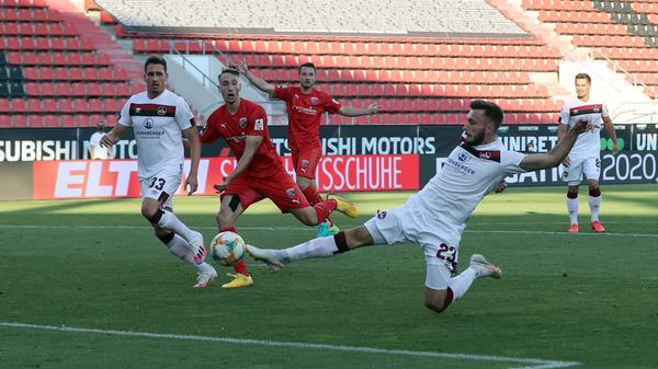 Nein! Das war es noch nicht! Der eingewechselte Fabian Schleusener grätscht den FCN zum 1:3! und somit zum Klassenerhalt!