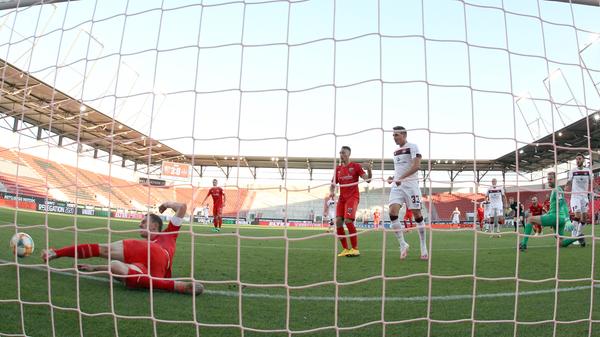 Marcel Gaus probiert zwar noch den Ball von der Linie zu kratzen, gelingen will es ihm aber nicht mehr. Der Club bleibt Zweitligist!