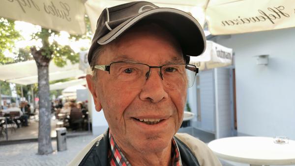 Weil es eine "Not gegen Elend"-Partie war, verfolgte Hans Tuscher nur sporadisch das Geschehen auf dem Bildschirm. Dass die Hausherren zwischenzeitlich 3:0 führten, erstaunte den 83-Jährigen, für den ein FCN-Abstieg nach einer solch "grottenschlechten Saison" allerdings keinesfalls überraschen gekommen wäre. "Wenn der Club nicht mal das schafft, dann hat er es auch nicht anders verdient", urteilte Tuscher, ehe Schleusener die Fans ins Glück schoss.