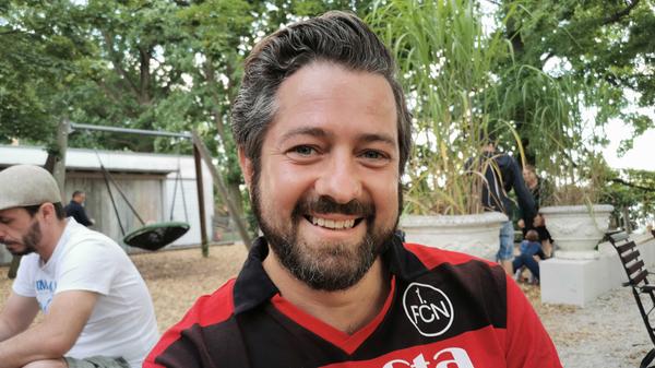 Dauerkarteninhaber Christoph, der die dramatische Partie als ein "Wechselbad der Gefühle" bezeichnete, würde Saschas These unterschreiben. Er fantasierte: Sollte der Club nach dem knappen und glücklichen Klassenerhalt nun aufwachen, eine hervorragende Entwicklung verzeichnen, aufsteigen, in fünf Jahren Champions League spielen und irgendwann im Camp Nou gastieren, "dann werden wir uns daran erinnern, wie schön die Relegation gegen Ingolstadt war".