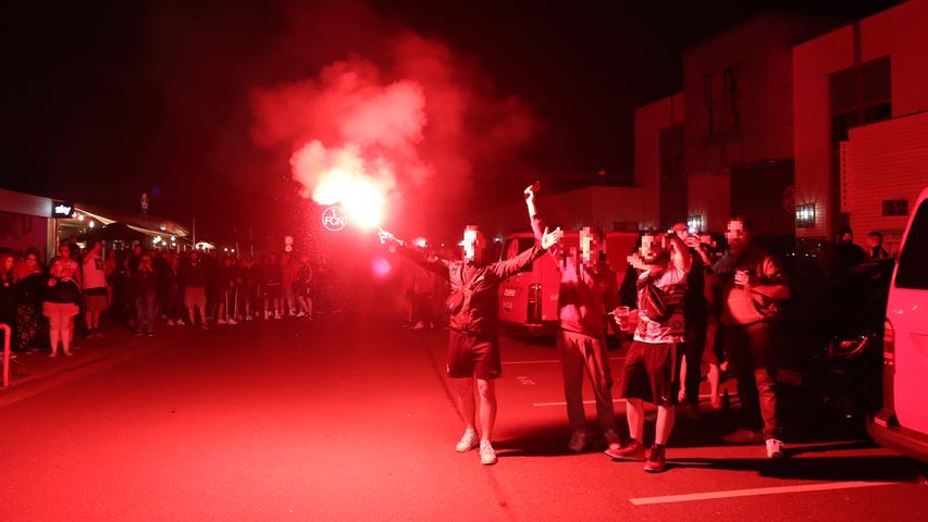 Pyrotechnik und Fan-Zwist: Anhänger begrüßen geretteten Club