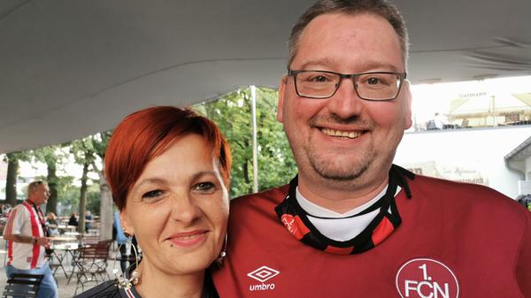 "Eigentlich", erzählt Markus, "sind wir relativ entspannt in die Partie gegangen, obwohl wir unseren Club ja kennen sollten". Es kam - getreu dem Motto "der Club is a Depp" - wie es kommen musste, der FCN verspielte sein gutes Ergebnis aus dem Hinspiel. Nach dem 0:3 ahnten die beiden schon, dass es "extrem schwer werden würde, die Hoffnung war aber bis zum Schluss da".