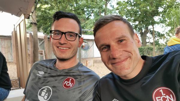 Schlecht spielte der Club aus Sicht von Maximilian und Johannes zwar nicht - "Ingolstadt weiß doch gar nicht, wie es überhaupt drei Tore erzielen konnte" - dennoch waren die beiden zwischenzeitlich enttäuscht, da der Club seine starke Leistung aus dem Hinspiel nicht bestätigen konnte. "Mit dem Club ist es immer ein Hoch und Runter", stellte Maximilian fest. Ob sich etwas an ihrer Liebe zum Club im Falle eines Abstiegs geändert hätte? "Nein, Liebe kennt keine Liga. Aber die Dauerkarte wäre günstiger geworden."