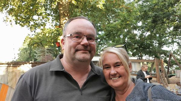 "Erleichterung, endlose Erleichterung" spürten Dieter und Moni, die "so etwas wie in den letzten zehn Minuten noch nie gefühlt haben". Sahen sie sich nach dem 0:3 in Gedanken schon auf dem Weg zum Drittliga-Auswärtsspiel nach Unterhaching, waren die beiden nach Abpfiff einfach "glücklich und platt", dass ihnen die Reise in die oberbayerische Gemeinde zumindest nächste Saison erspart bleibt.