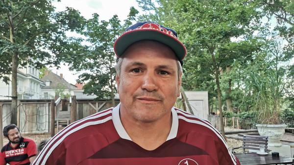 Die Club-Fans feierten die Rettung in der Relegation wie einen Meistertitel, und auch Markus war nach dem späten Treffer sichtbar erleichtert. Dennoch: Das Ziel, bald wieder aufzusteigen, wurde weit verfehlt, den Erfolg gegen Ingolstadt möchte der langjährige FCN-Fan deshalb bezogen auf die ursprünglichen Ambitionen nicht überbewerten: "Wir sind ja so blöd, wir freuen uns mittlerweile über alles." Besonders ärgerte ihn, dass sein Herzensverein erneut in alte Muster zurückfiel und ein ganz anderes Gesicht zeigte als noch am Dienstag.