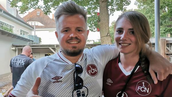 "Das heute war der Gipfel", fasste Olga einen dramatischen Abend zusammen. Ebenso wie Stephan fiel es ihr schwer, ihre Emotionen zu sortieren, besonders nach dem 0:3. "Die Hoffnung verlierst Du nie, vor allem beim FCN kann immer was passieren" sprachen sich die beiden während der Partie Mut zu – daran glauben konnten sie allerdings nicht vollends. Umso lauter fiel in einem verloren geglaubten Relegationsduell demnach der Freudenschrei nach dem Last-Minute-Treffer aus.