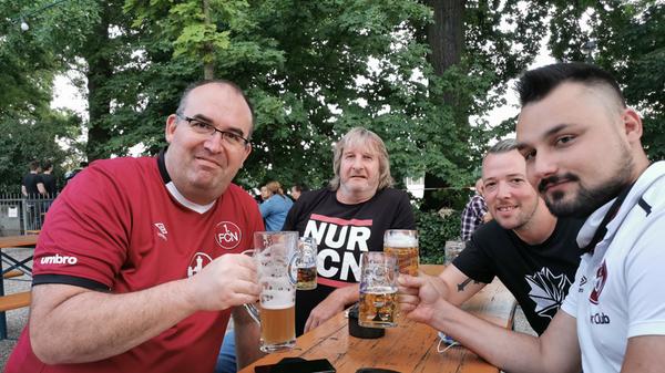 Aufstiege, grandiose Spektakel und ein Pokalsieg: Mit dem Club haben Jürgen, Albert, Chris und Karl Heinz (v. li.) schon einiges erlebt, die Liebe zum FCN wurde ihnen quasi in die Wiege gelegt. Mit dem Klassenerhalt gegen Ingolstadt sei all das aber nicht zu vergleichen: "Das sind zwei unterschiedliche Facetten des Triumphs, der 1. FC Nürnberg hat heute das Schlimmste gerade noch so verhindert." Verdient sei es nicht gewesen, was zählt ist aber der Ligaverbleib. Die Schlussphase kostete den leiderprobten Cluberern einige Nerven: "Zehn Jahre älter und fünfzehn graue Haare mehr", bilanzierte Chris.