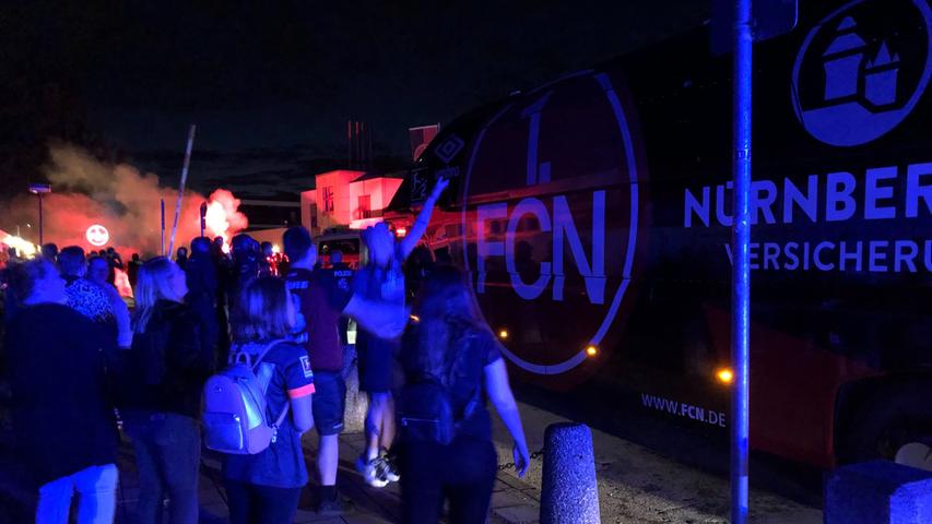 Pyrotechnik und Fan-Zwist: Anhänger begrüßen geretteten Club