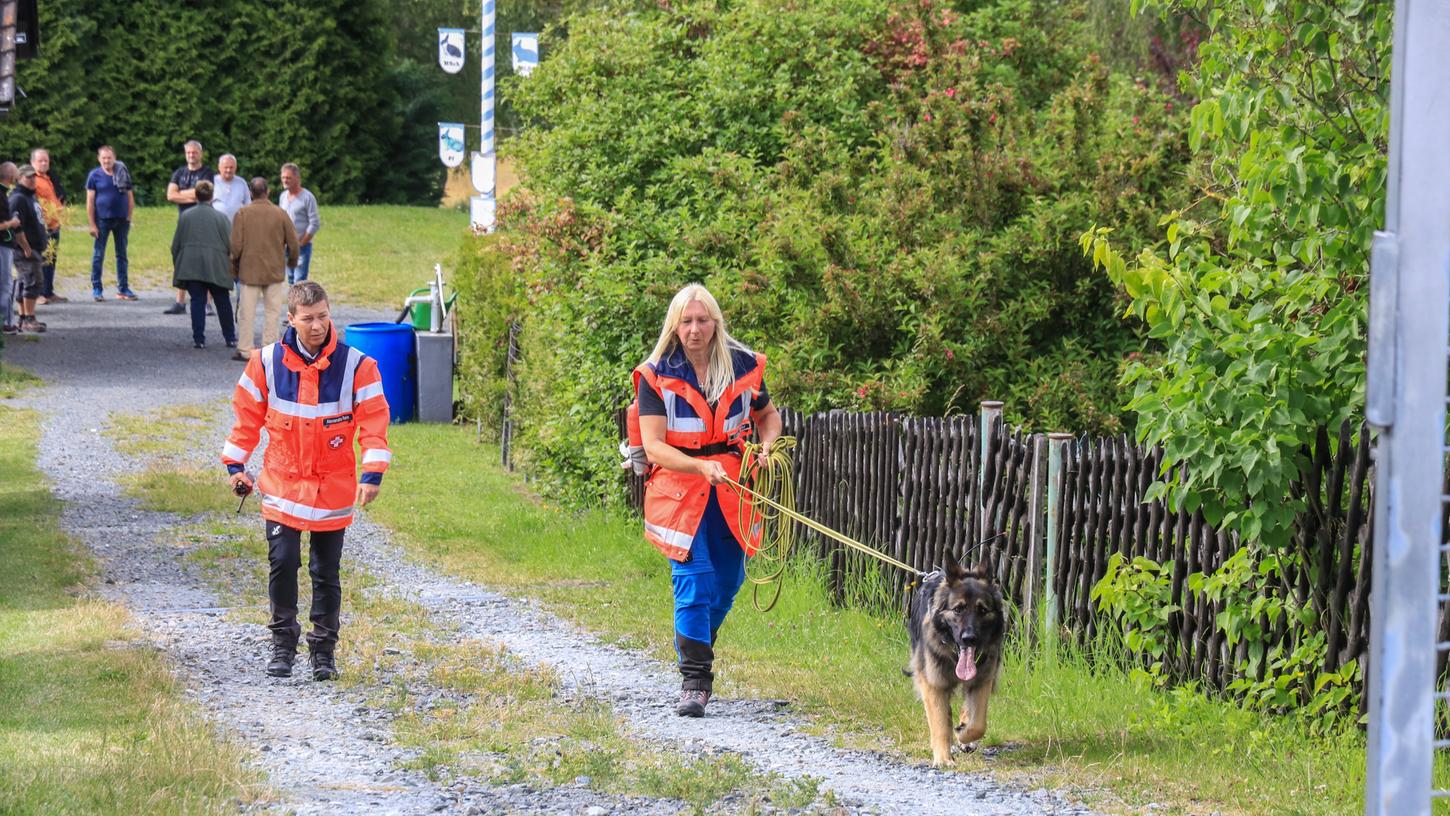13 Suchhunde verschiedener Rettungshundestaffeln waren am Freitag vor Ort im Einsatz.