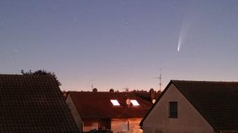 Ein User schickte uns dieses Bild des Kometen am Sonntagmorgen über Nürnberg-Fischbach.