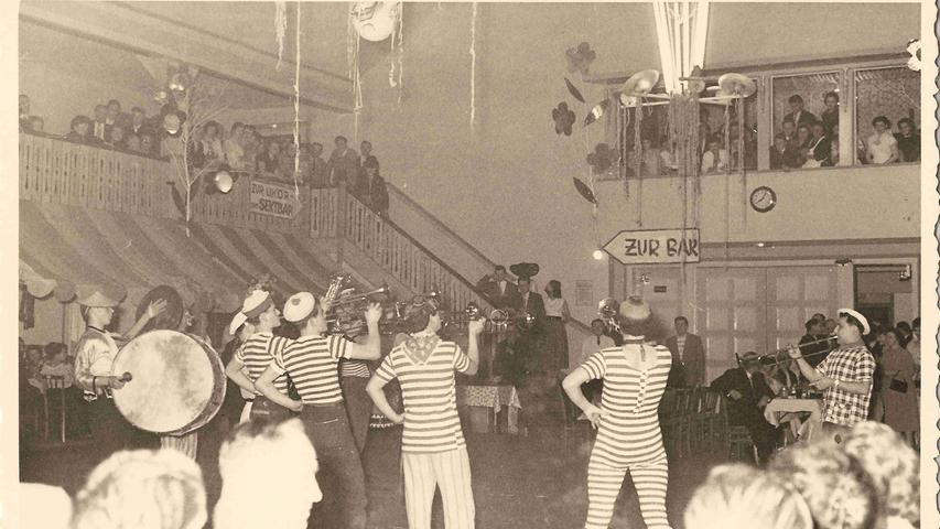 Ein paar Jahre später, genauer gesagt 1958: Der Fasching war immer ganz groß in der Jahn-Halle, so auch beim Hauptball des Spielmannszugs.