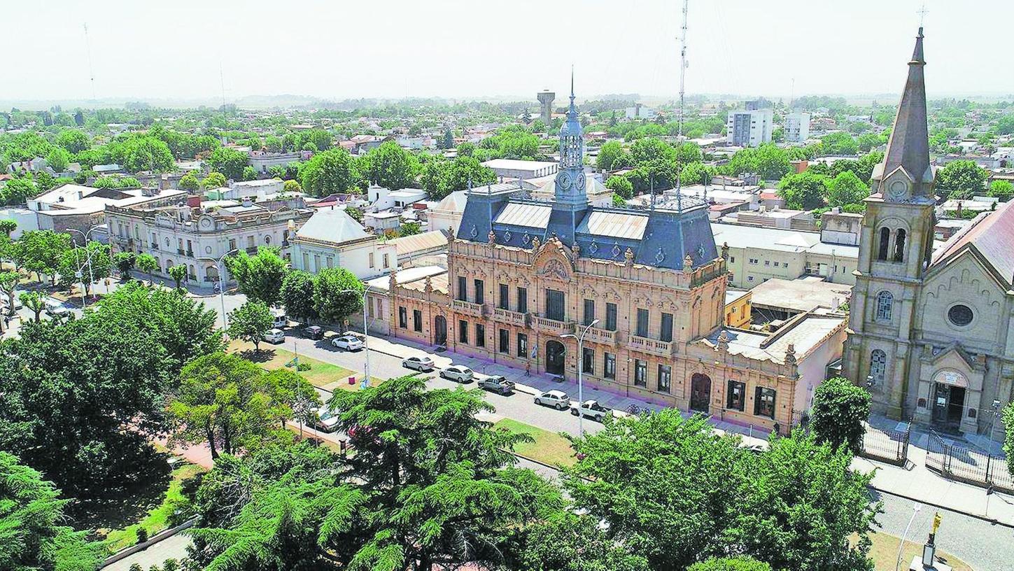 Ein Blick nach Coronel Suárez: ASuf unserem Foto ist das Rathaus an der Plaza San Martín zu sehen, rechts daneben die Kirche Nuestra Señora del Carmen.