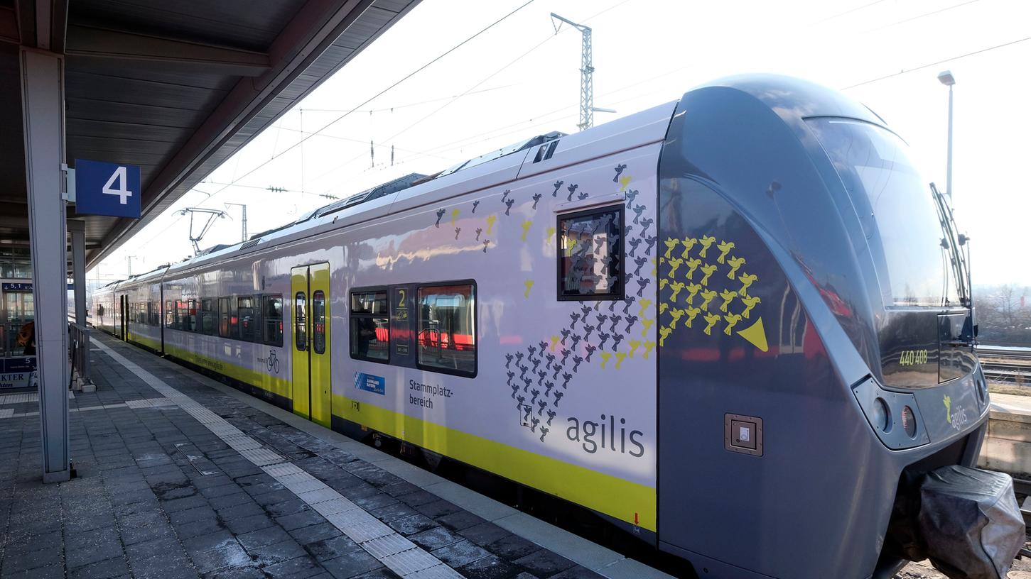 Ein agilis-Zug im Neumarkter Bahnhof. 