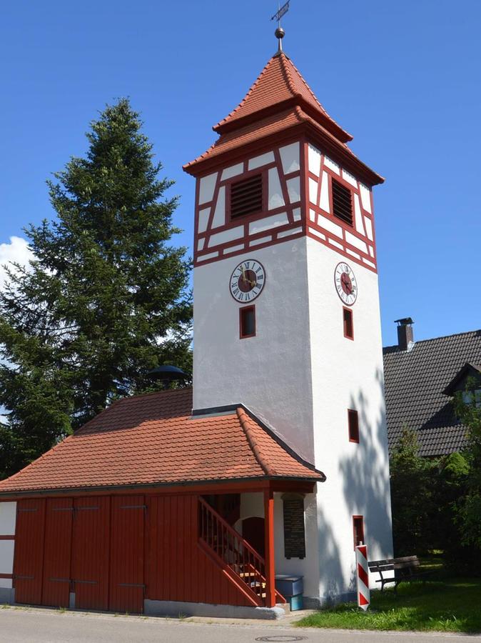 Der Original-Turm steht in Unterhambach und erstrahlt nach erfolgter Renovierung in neuem Glanz.