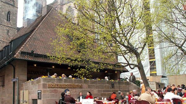 Noch bis zum Jahr 2024 hat Tucher das Bratwursthäusle im Schatten der Nürnberger Sebalduskirche gepachtet. Die Immobilie gehört der Münchner Dr. Inselkammer Vermögens GbR. Zum Jahreswechsel 2019/20 ist offen, wer die Gaststätte künftig als Gastronom bewirtschaftet.