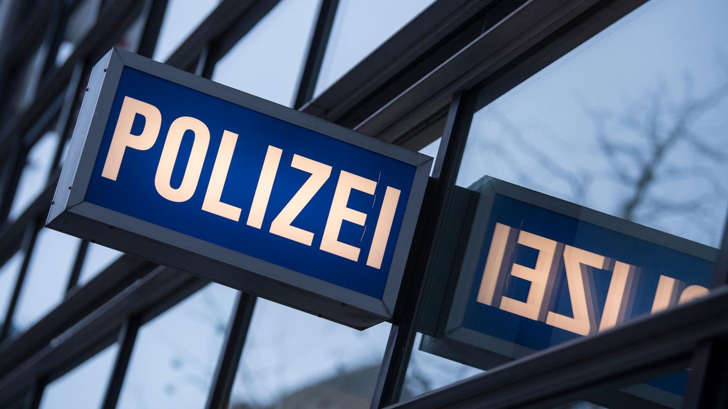 Hessens Innenminister schließt nicht mehr aus, dass es ein rechtes Netzwerk in der Polizei des Landes geben könnte.
