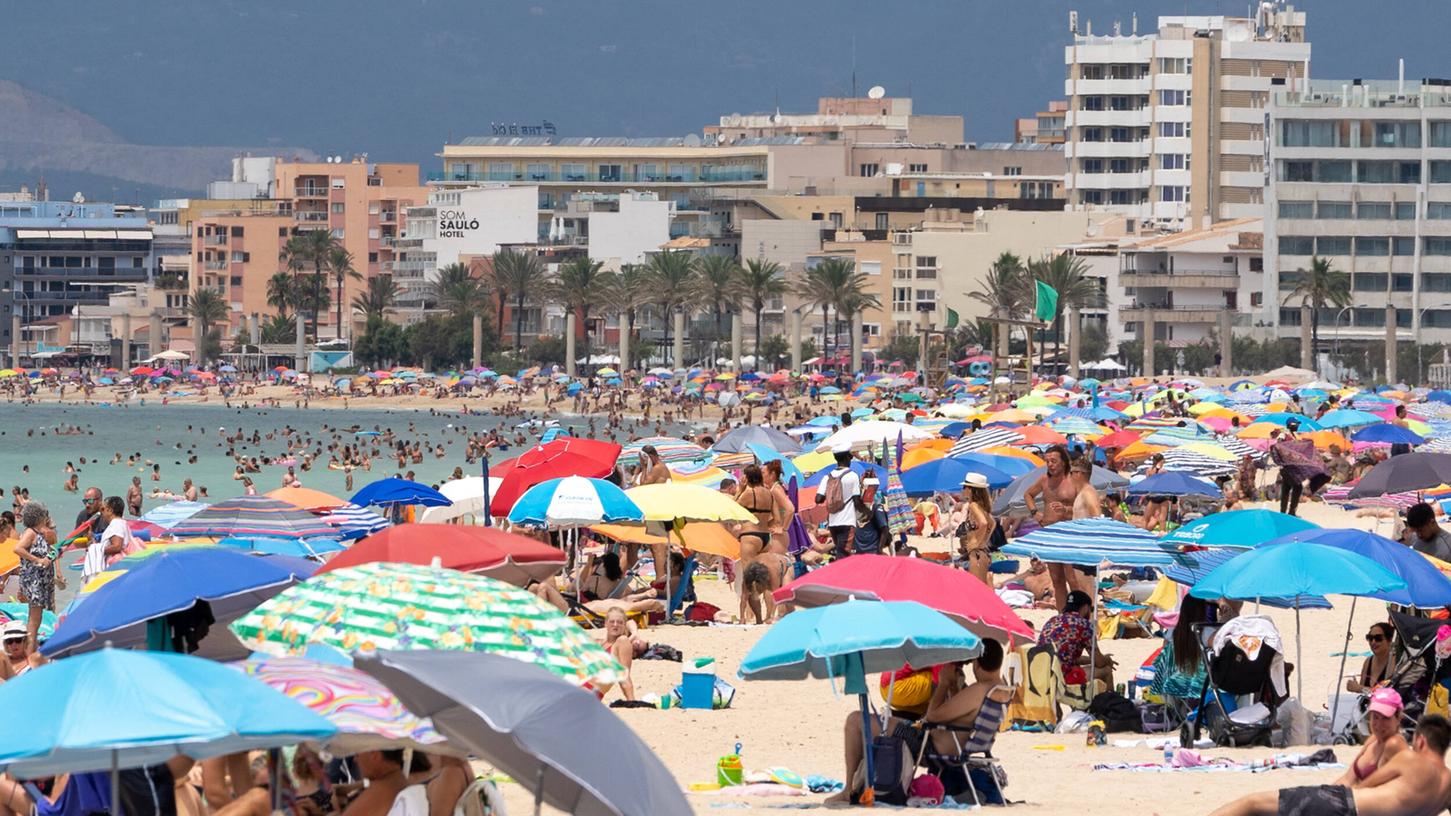 Der Strand an der Playa de Palma ist deutlich gefüllter als in den Tagen zuvor. Offenbar reisen aktuell wieder mehr deutsche Urlauber nach Mallorca.