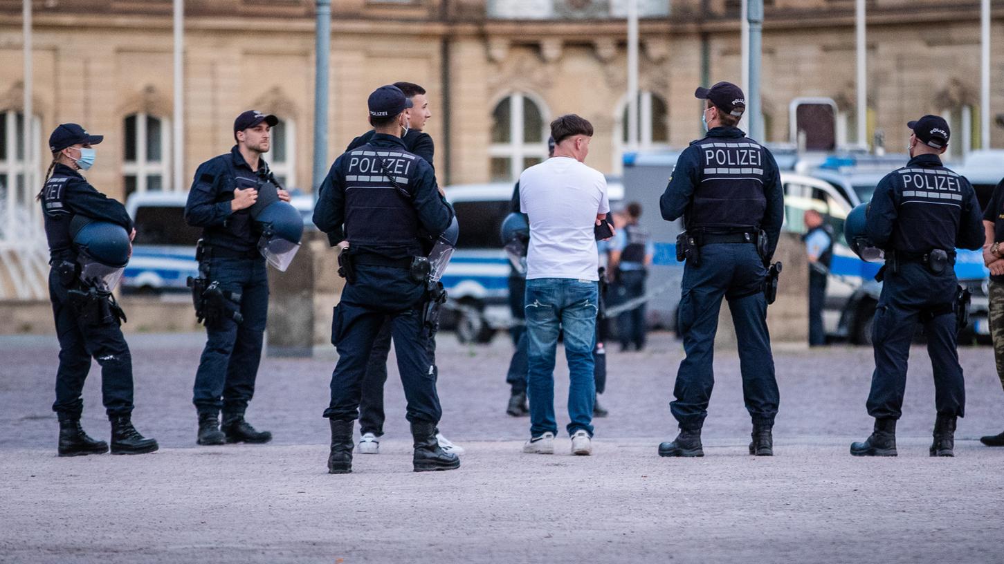 Polizisten stehen bei einer Personenkontrolle auf dem Schlossplatz. Jetzt will die Stuttgarter Polizei die Familienverhältnisse der Verdächtigen genauer unter die Lupe nehmen - und erntet dafür Kritik.