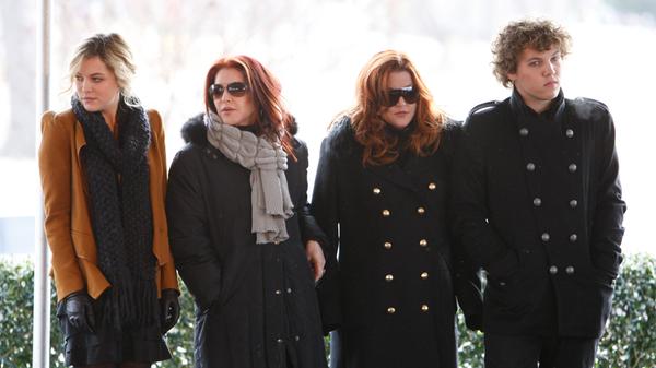 Der Sohn der US-Sängerin Lisa Marie Presley und Enkel von Elvis Presley ist mit 27 Jahren verstorben. Als Todesursache wird Suizid vermutet. Das Bild stammt aus dem Jahr 2010. Benjamin Keough steht neben seiner Mutter Lisa Marie (2.v.r.) sowie Priscilla Presley (2.v.l.) und seiner Schwester Riley Keough (l).