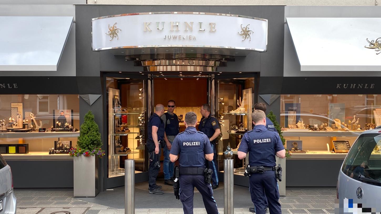 Der Mann überfiel den Fürther Juwelier Kuhnle in der Königstraße.