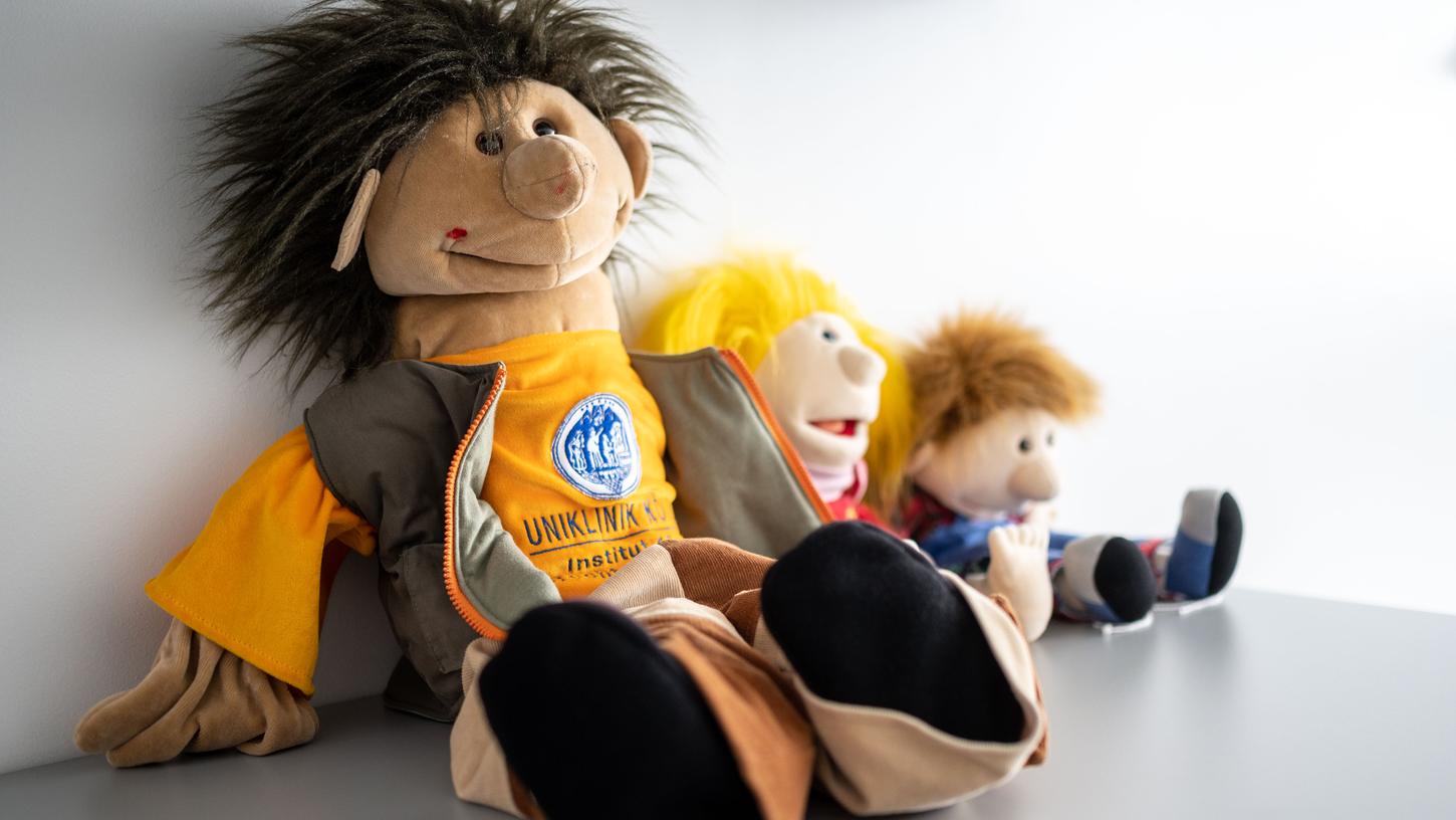 Handpuppen sitzen in einem Untersuchungsraum des Kompetenzzentrums Kinderschutz im Gesundheitswesen NRW auf einem Regal. Das vom Gesundheitsministerium am Kölner Institut für Rechtsmedizin angesiedelte Zentrum wurde vor einem Jahr offiziell eröffnet. Es kümmert sich um alle verborgenen Formen von Gewalt gegen Kinder und wie man sie entdeckt
Handpuppen sitzen in einem Untersuchungsraum des Kompetenzzentrums Kinderschutz im Gesundheitswesen NRW auf einem Regal. Das vom Gesundheitsministerium am Kölner Institut für Rechtsmedizin angesiedelte Zentrum wurde vor einem Jahr offiziell eröffnet. Es kümmert sich um alle verborgenen Formen von Gewalt gegen Kinder und wie man sie entdeckt