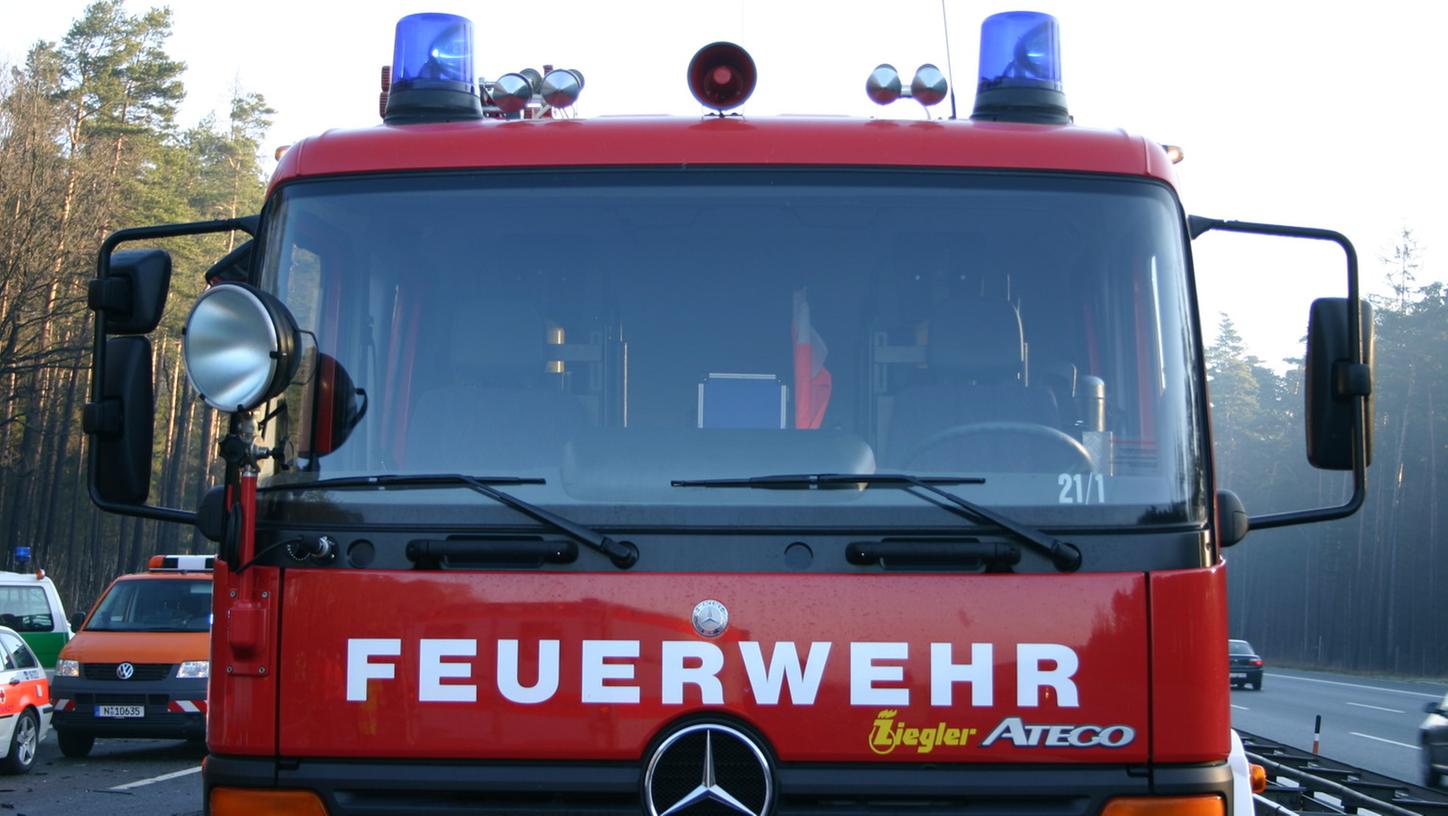 Postbauer-Heng: Feuerwehr fängt Hydrauliköl auf