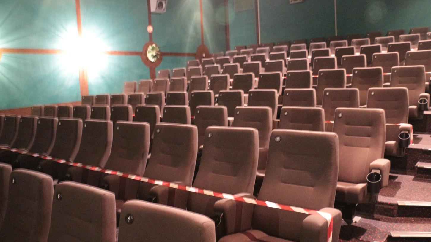 So sieht es derzeit in vielen Spielstätten aus, wie hier im Kinosaal Regina im Kinocenter Weißenburg: Kino zu Coronazeiten mit viel Abstand und Absperrbändern. Damit können natürlich sehr viel weniger Besucher bei einer Vorstellung dabei sein. Das führt bei den Betreibern für empfindliche Einbußen.