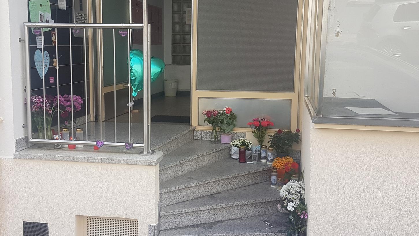 Kerzen, Blumen und Briefe liegen unweit des Tatortes in der Marienvorstadt.