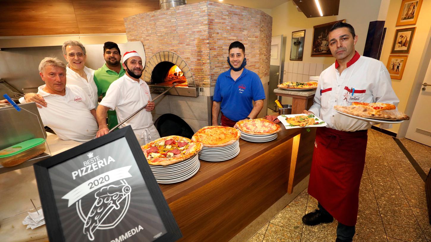 Antonio Tumminello (2.v.l.) und ein Teil des Teams der Pezzeria "La Commedia" bei der Urkundenübergabe. Unsere Leser haben das Restaurant in Glockenhof als beste Pizzeria gekürt.