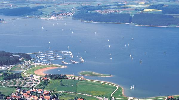 Wenn es lange heiß ist, versorgt der große See das trockene Main-Regnitz-Gebiet mit frischem Wasser. Die Überleitung aus dem wasserreichen Süden in den trockenen Norden Bayerns gab einst den Anstoß für den Bau der Seenlandschaft.