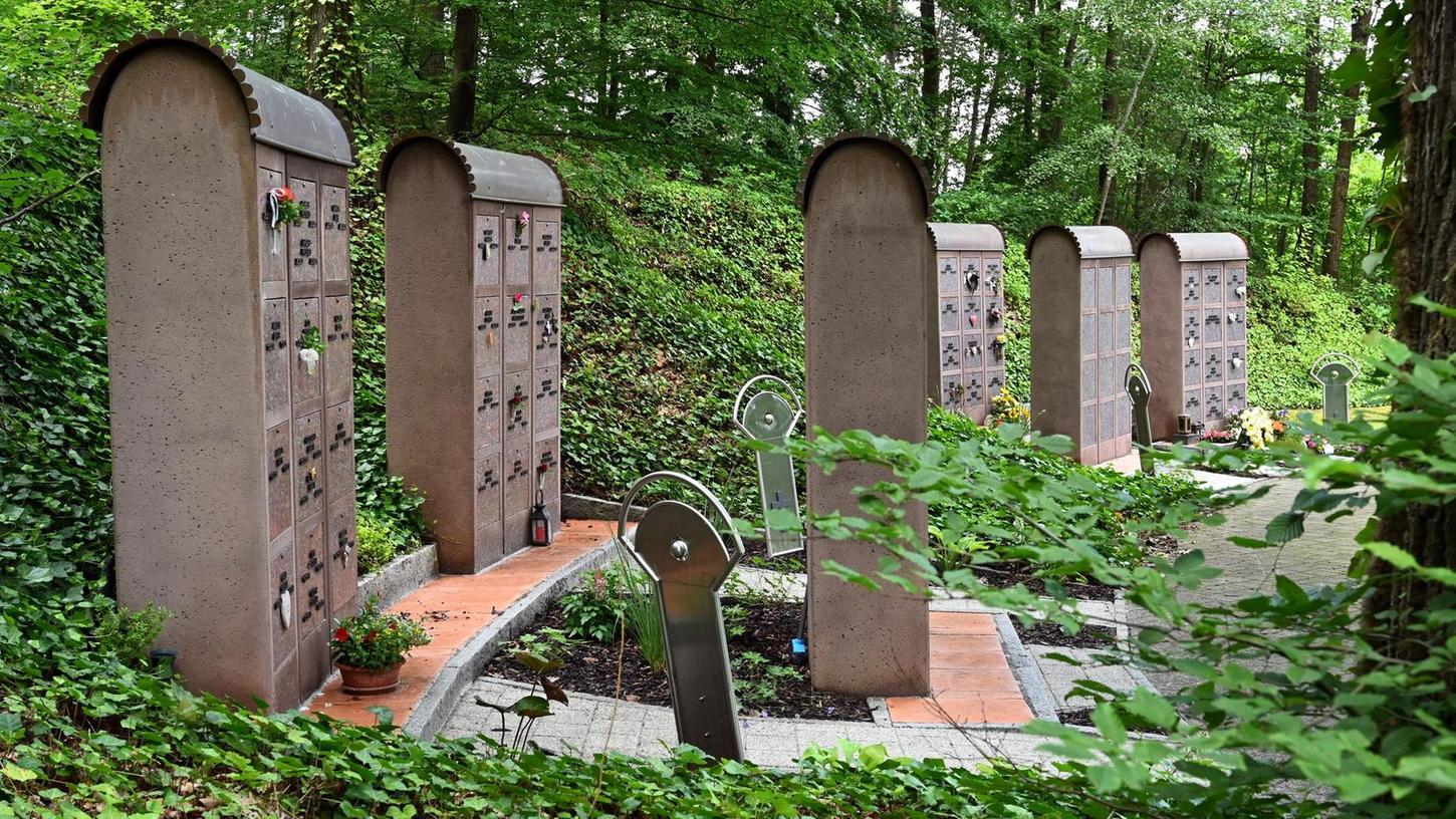 Würdiges Umfeld für die Stelen auf dem Waldfriedhof in Bubenreuth