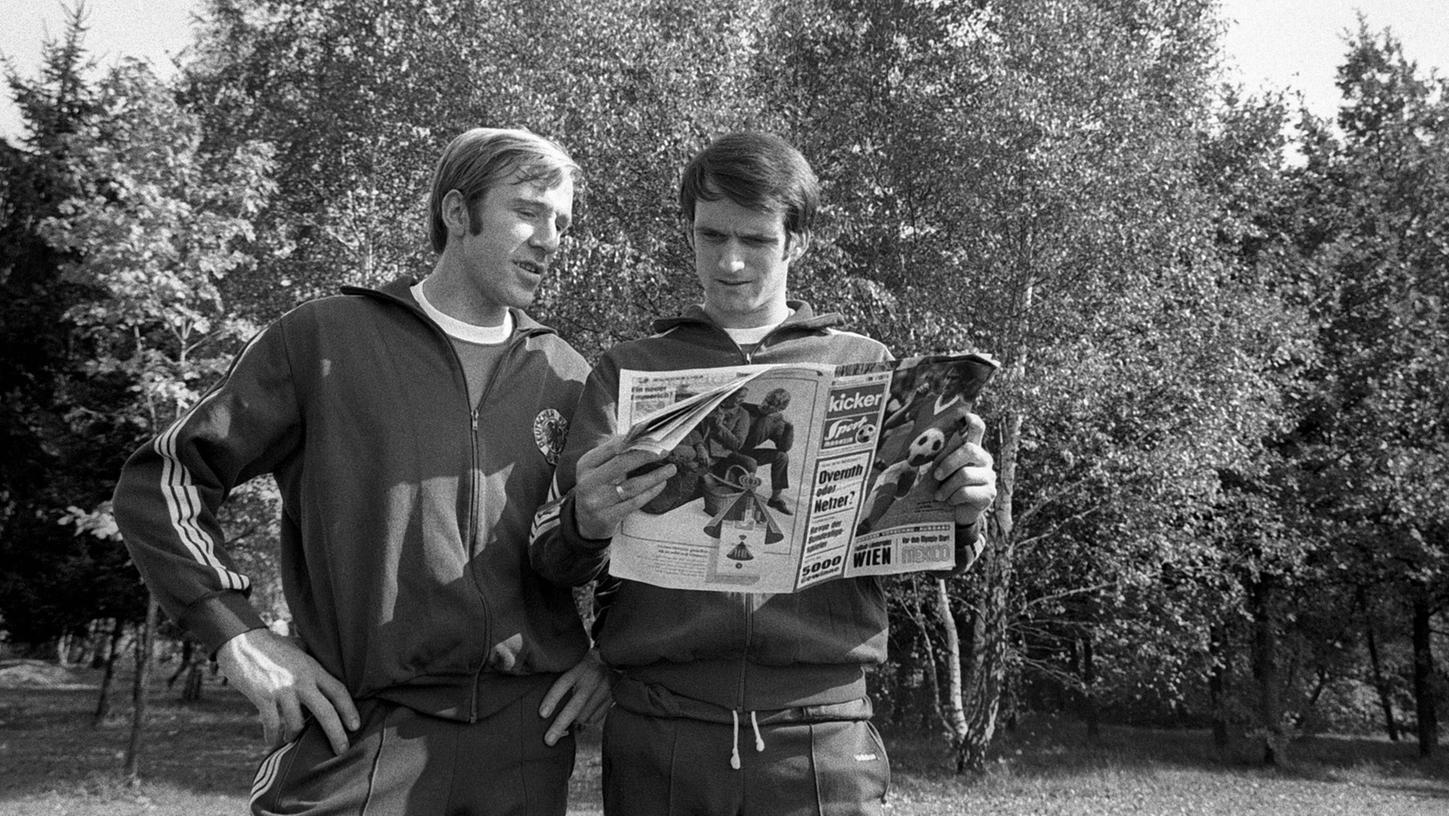 Günter Netzer und Wolfgang Overath lesen gemeinsam den kicker.