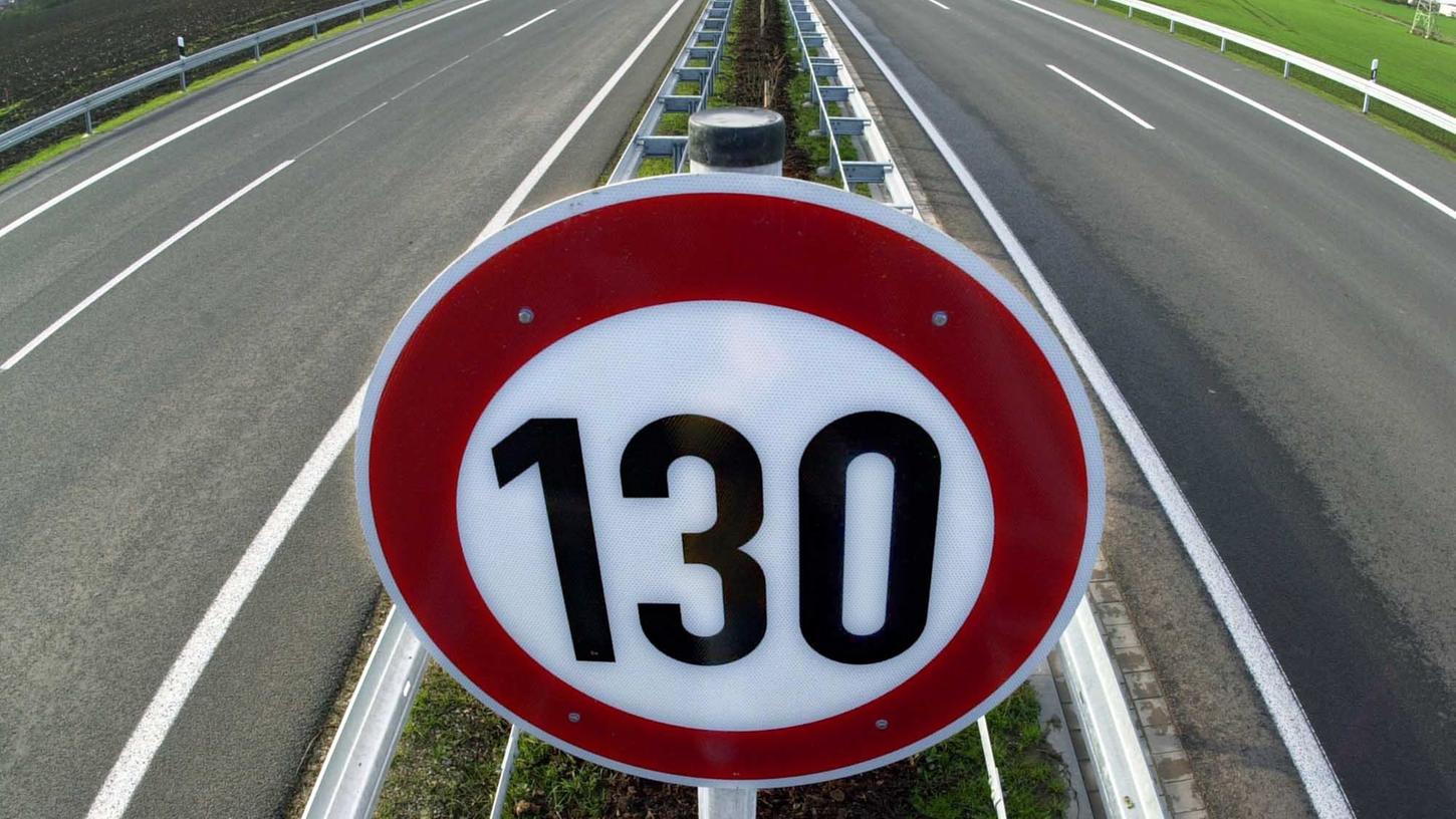 Nur noch Tempo 130 auf Autobahnen, darüber denken die Parteien in Deutschland unterschiedlich.