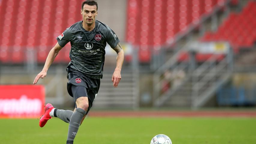 Fehlt irgendwie – zumindest auf Totholz. "Kam im Winter aus der Premier League, kehrt jetzt in die Championship zurück. War so unauffällig, dass er es nicht einmal in die Printausgabe des Zeugnisses schaffte", schreibt dazu Taktik-Club-und-Amateurfußball-Guru Florian Zenger auf Twitter. Was soll man sagen? Man hat sich sicher ein bisschen mehr von dem in Heidenheim einst so gefälligen Leihspieler erwartet. Drei Assists, ein paar gute Standards und Flankenbälle, solide Auftritte, weniger solide, Pauli-Schlamperei - keine NN-Note. Redaktion: - | User: 4,6 (910 Stimmen) Fehlt irgendwie – zumindest auf Totholz. "Kam im Winter aus der Premier League, kehrt jetzt in die Championship zurück. War so unauffällig, dass er es nicht einmal in die Printausgabe des Zeugnisses schaffte", schreibt dazu Taktik-Club-und-Amateurfußball-Guru Florian Zenger auf Twitter. Was soll man sagen? Man hat sich sicher ein bisschen mehr von dem in Heidenheim einst so gefälligen Leihspieler erwartet. Drei Assists, ein paar gute Standards und Flankenbälle, solide Auftritte, weniger solide, Pauli-Schlamperei - keine NN-Note. Redaktion: - | User: 4,6 (910 Stimmen)