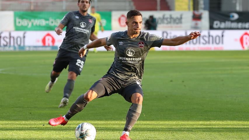 Als Sommer-Neuzugang ein absoluter No-Brainer. Dovedan gehörte in Heidenheim zu den aufregenderen Zweitliga-Spielern. Regte dann in Nürnberg viele bald nur noch auf. Neben dem Platz zeigte Dovedan Witz, auf dem Platz wenig, wobei die Anfangsphase noch als gelungen gelten kann. Litt auch unter seiner Verbannung auf die Außenbahn, litt aber ein wenig zu offensichtlich für alle Zuschauer. Redaktion: 5 | User: 4,7 (885 Stimmen) Als Sommer-Neuzugang ein absoluter No-Brainer. Dovedan gehörte in Heidenheim zu den aufregenderen Zweitliga-Spielern. Regte dann in Nürnberg viele bald nur noch auf. Neben dem Platz zeigte Dovedan Witz, auf dem Platz wenig, wobei die Anfangsphase noch als gelungen gelten kann. Litt auch unter seiner Verbannung auf die Außenbahn, litt aber ein wenig zu offensichtlich für alle Zuschauer. Redaktion: 5 | User: 4,7 (885 Stimmen)