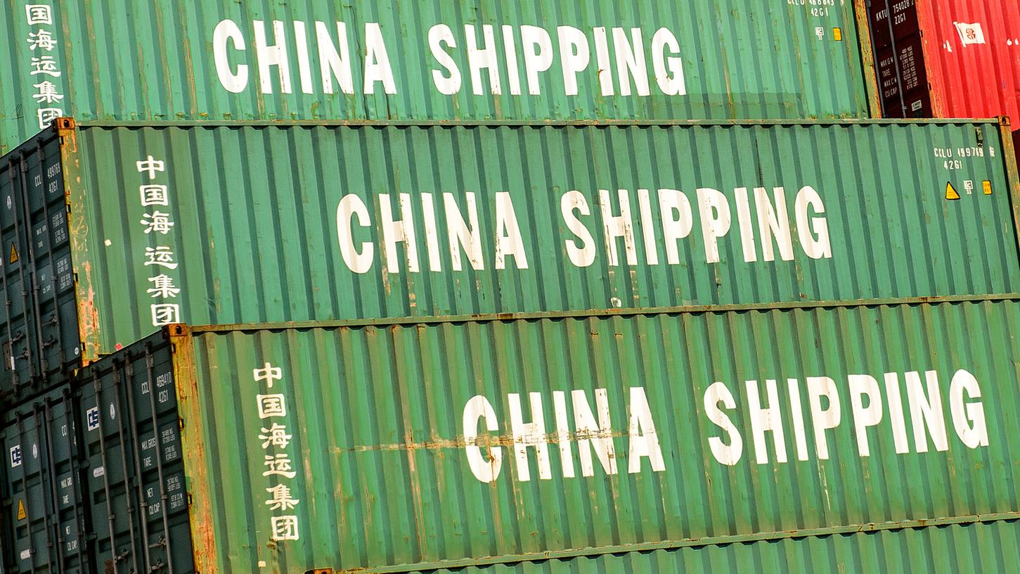 Container mit der Aufschrift "China Shipping" stehen im Hafen von Shanghai. Trotz der globalen Coronakrise hat sich Chinas Außenhandel überraschend gut erholt.