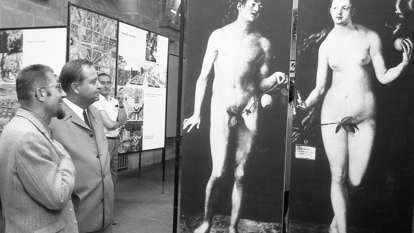 Bei Adam und Eva von Albrecht Dürer beginnt die Ausstellung "Nürnberg baut". Bauchef Görl (links) und Polizeipräsident Herold freuen sich über die Idee. Hier geht es zum Kalenderblatt vom 15. Juli 1970: Frisches Grün soll die alten Sünden tilgen