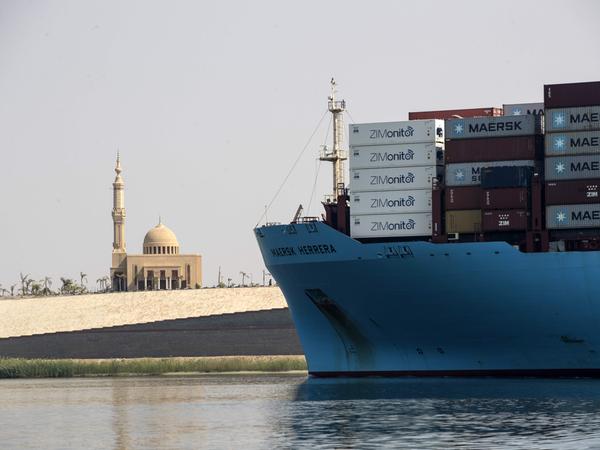 Ein Containerschiff auf dem Suez-Kanal in Ägypten. Produkte aus Afrika haben es in Europa oft schwer. 